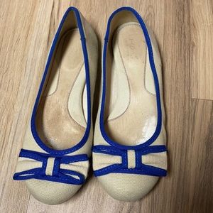 Good condition BOC cream flats w/ blue accent bow